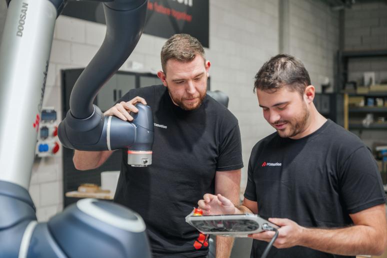 Twee werknemers bij de Doosan